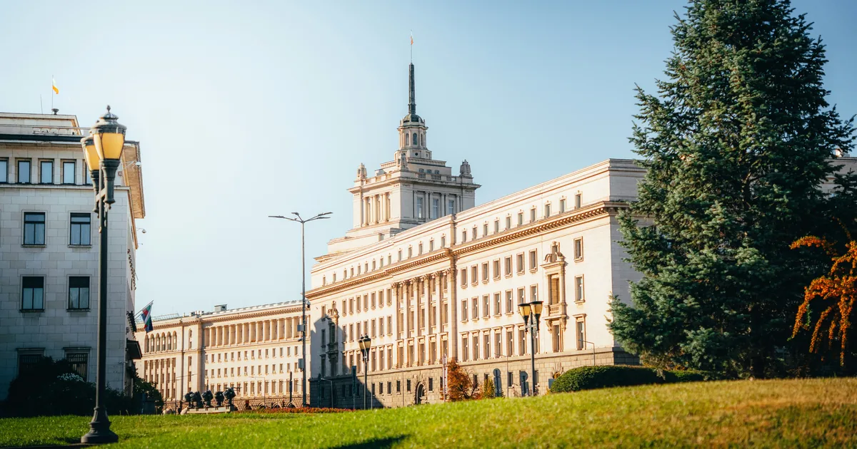 Сградата на Народното събрание на площад „Независимост“ в София през есента